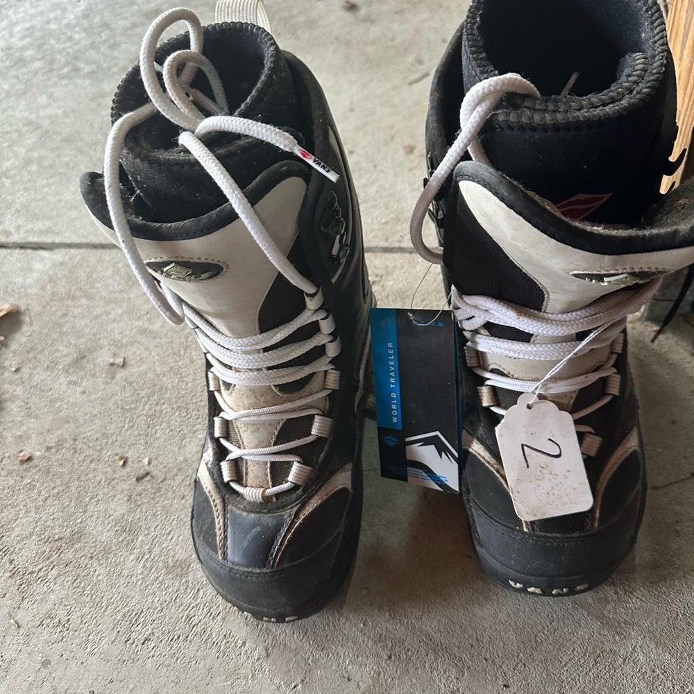 Snowboard boots size 7 Vans brand new with tags on them